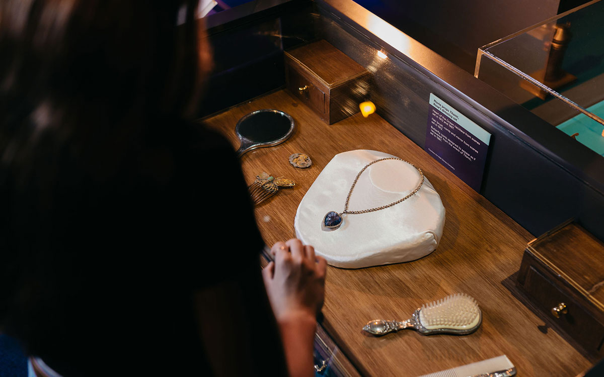 Girl looking at Heart of the Ocean necklace on display