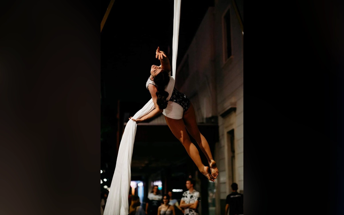 An aerial performer