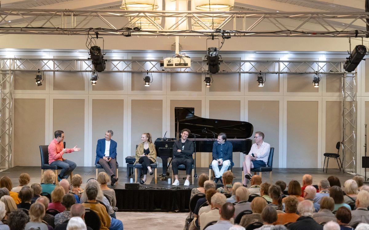Musicians in conversation